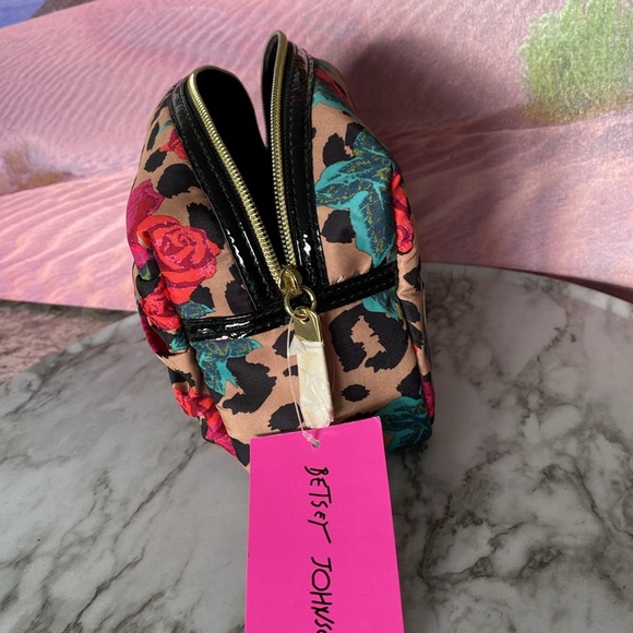 Reduced NWT Betsey Johnson bow tied square cosmo. - Picture 6 of 10